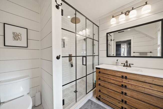 Building Photo - 71 King St