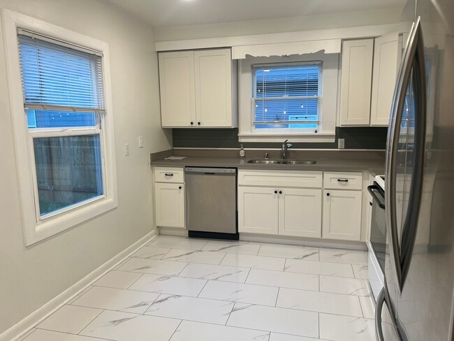 Building Photo - 929 E 57th St