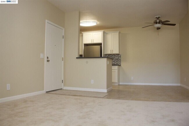 Building Photo - COMING SOON $3090 / 2 BR GORGEOUS REMODELE...
