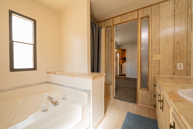 Building Photo - Stylish & Spacious 2-Bedroom Mobile Home