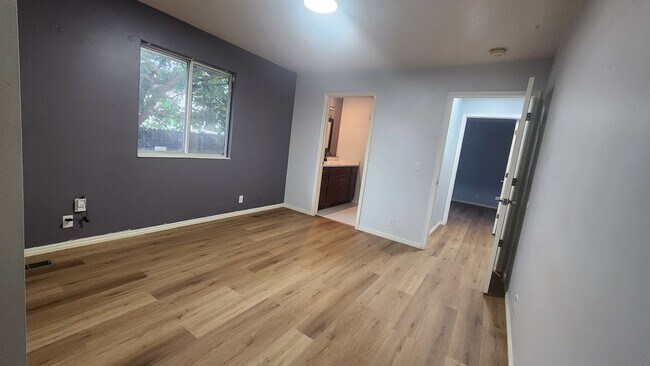 Building Photo - 1527 E Murray Holladay Rd
