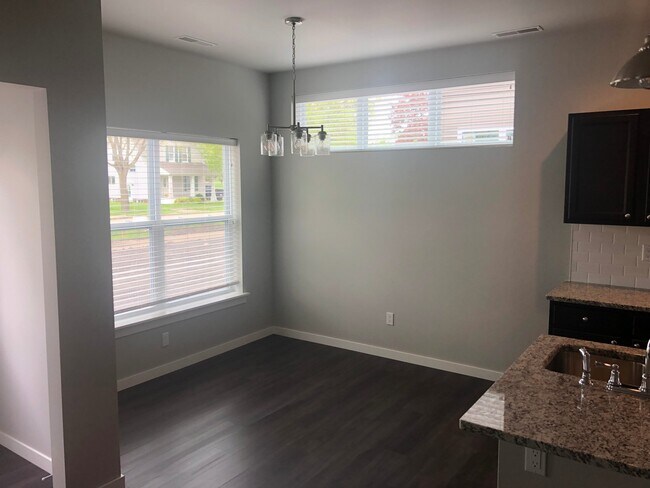 Building Photo - Ellis Flats Townhomes | Modern 3 Bedroom /...