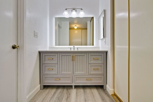 Building Photo - Welcome to this 3 bedroom 2 bath Just updated Townhome located in South San Jose.