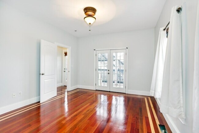 Building Photo - 77 Adams St