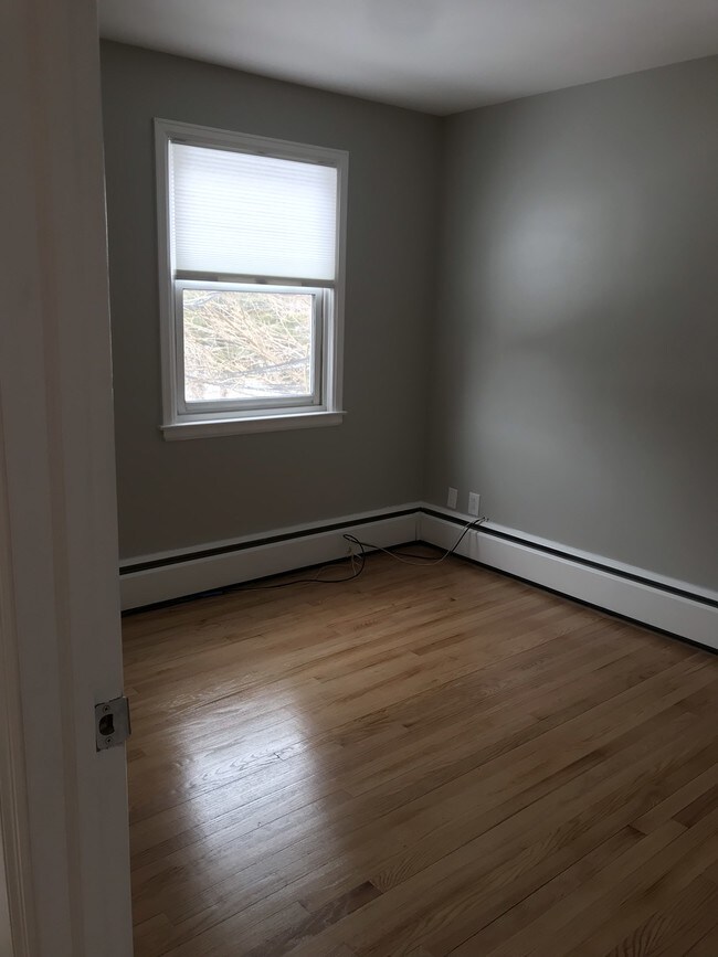 Bedroom - 748 Feura Bush Rd