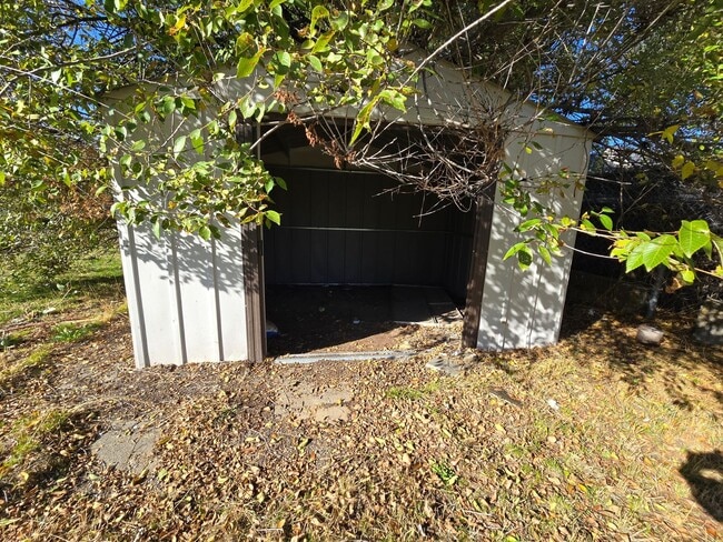 Building Photo - Northside Spokane! Available Now! Move In ...