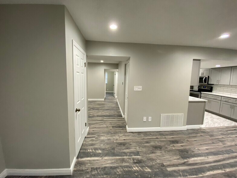 Building Photo - 9057 W Swan Cir