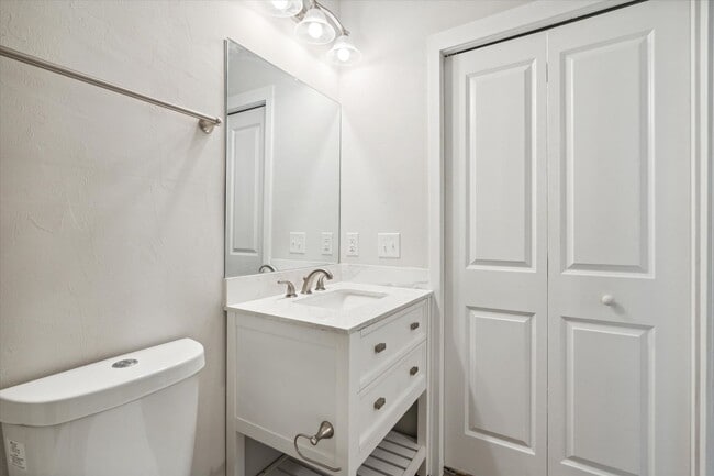 Building Photo - 1 Bedroom 1 Bathroom FALL 2025!