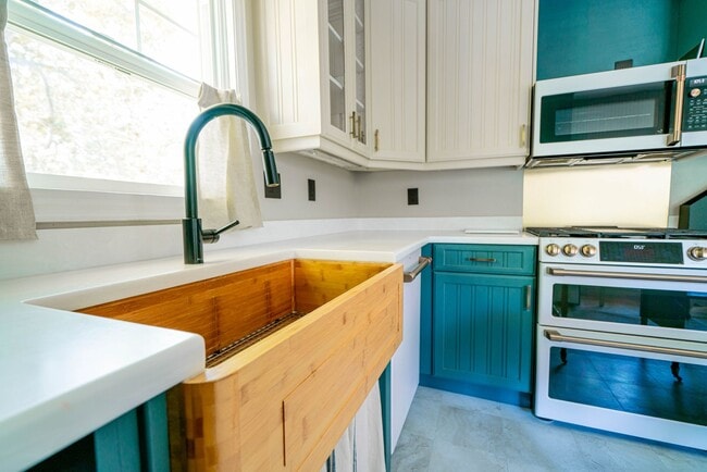 Building Photo - Charming 4 Bed, 2/5 Bath East Bench House