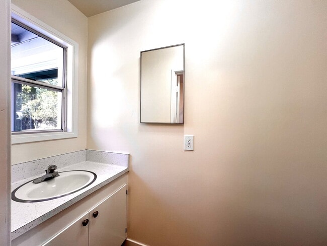 Building Photo - Lovely 3+ Bedroom Single Story Home in San Rafael!
