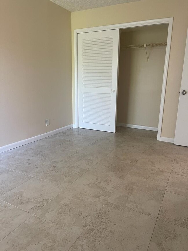 Building Photo - 6521 Racquet Club Dr