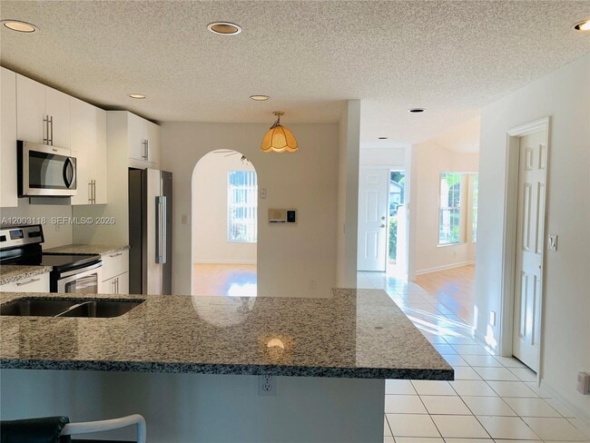 Building Photo - 2444 Stonegate Dr