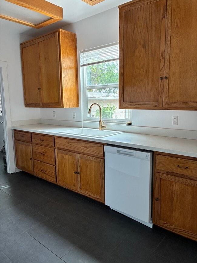 Building Photo - 3-bedroom, 1-bath home in Redding blends historic charm with modern finishes!