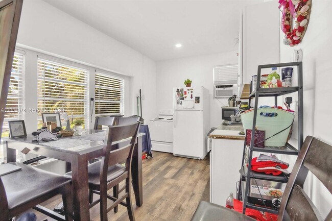Building Photo - 1548 SW 23rd Ct