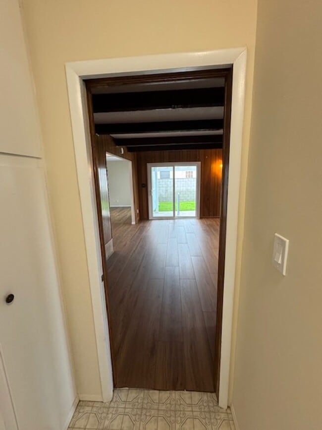 Building Photo - Beautiful 3 bedroom 2 bath HOME . . .  Clo...