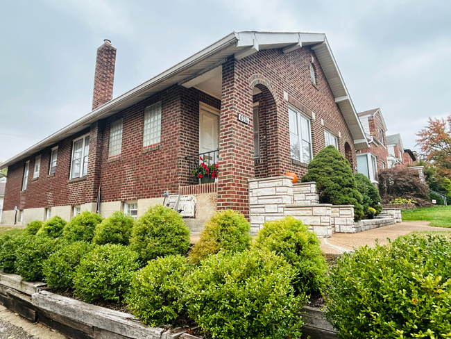 Landscaped side view of property - 6516 Oleatha Ave