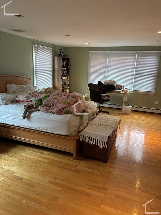 Building Photo - Large single family in Newton