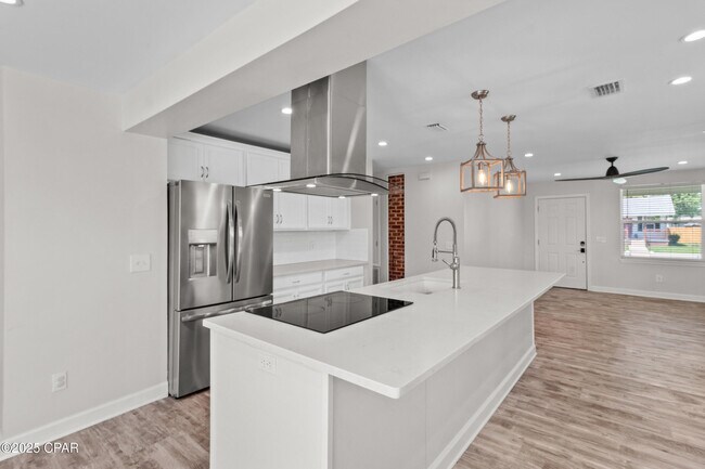 Building Photo - 310 N Bonita Ave