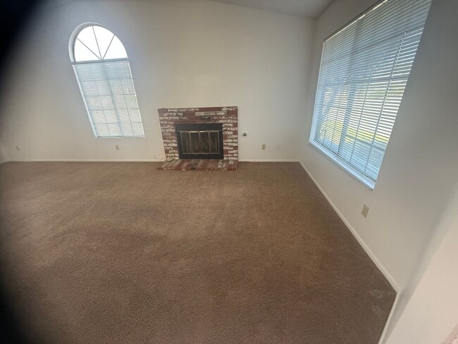 Building Photo - Victorville Home- Nice 2 Bedroom, 2 Bathro...