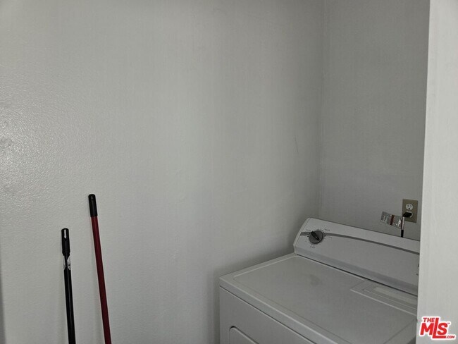 Building Photo - 1233 Tamarind Ave