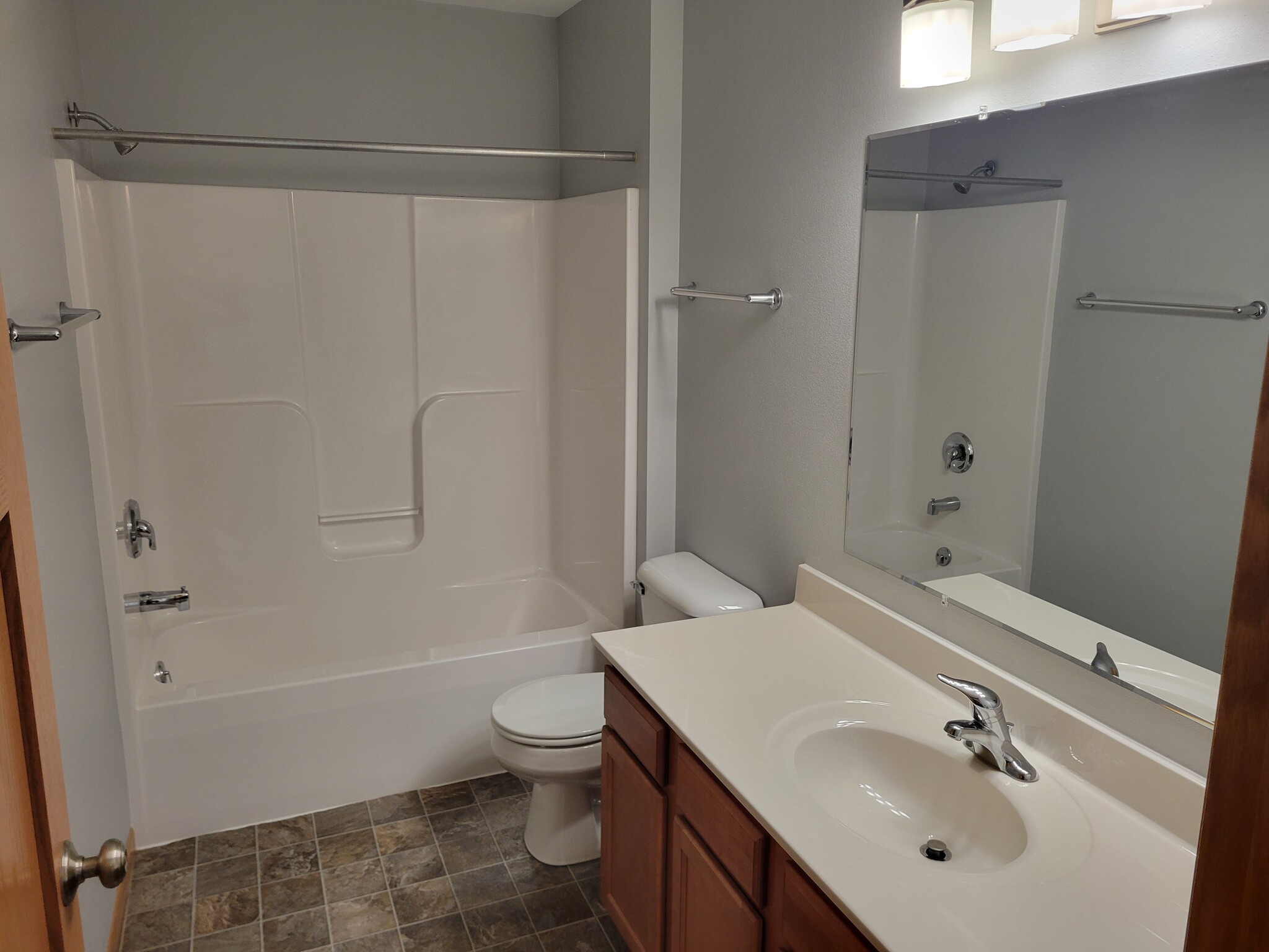 Second Floor Full Bath - 2533 Leopold Way
