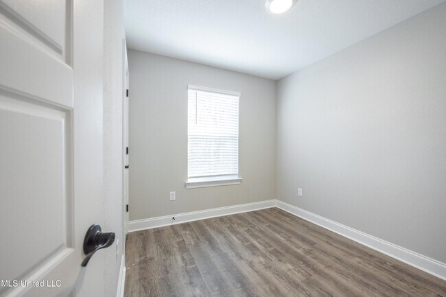 Building Photo - 925 Motsie Rd