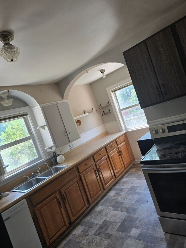 Building Photo - Lawrence Duplex