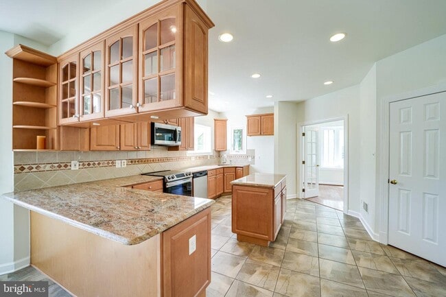 Building Photo - 6207 Woodland Lake Dr