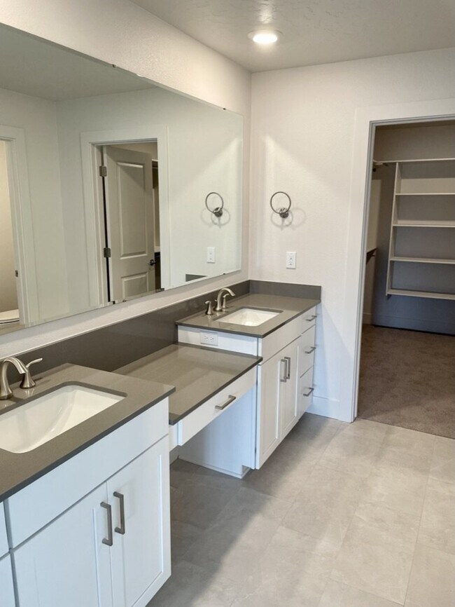 Building Photo - "Spacious 4-Bedroom Home on East Caldera Street with 2.5 Baths and 2,498 Sq Ft of Comfort in Meri...