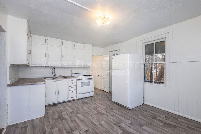 Building Photo - 719 Davis St