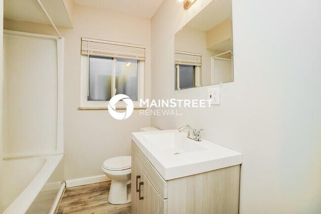 Building Photo - 3 Bedroom Pet-Friendly Home in COLUMBUS, OH with Main Street Renewal
