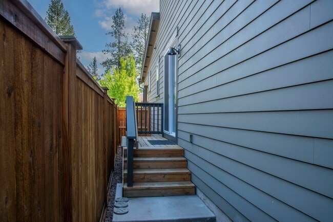Building Photo - 936 E Black Butte Ave