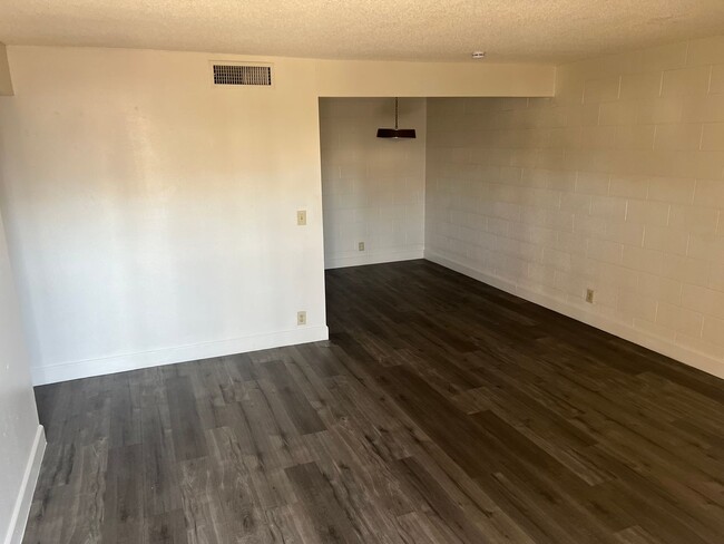 Building Photo - 2 Bedroom 1 Bath In Central Las Vegas