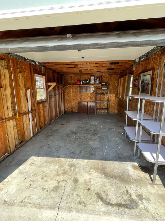 Building Photo - ~ APPLICATIONS PENDING ~ 4 bedroom, 2 bath...