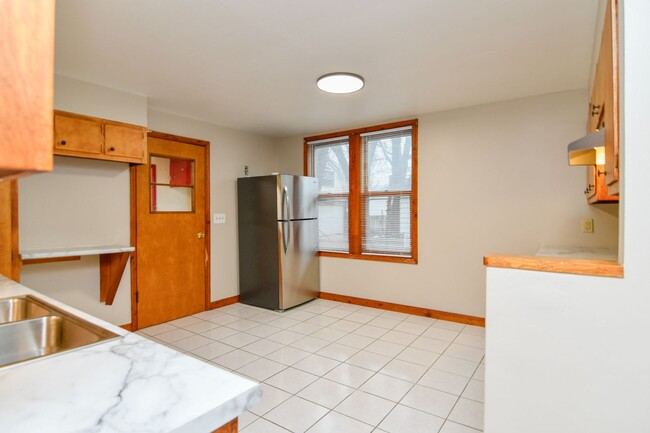 Building Photo - 2 Bed 1 Bath Lower - ALL UTILITIES INCLUDE...