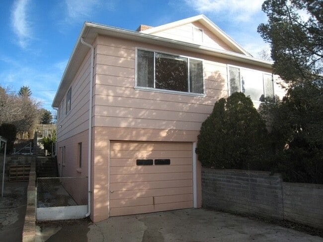Building Photo - 221 S Alarcon St