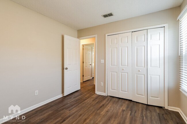 Building Photo - 2558 Glenfield Dr