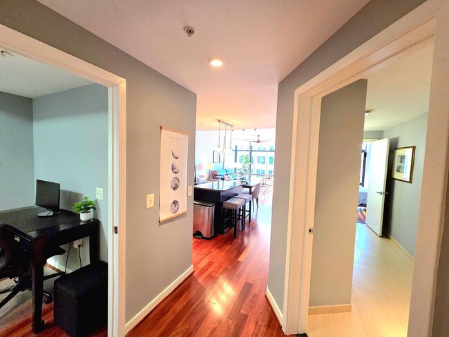 Building Photo - Stunning 1 BR + Den/1 BA Condo in Downtown!