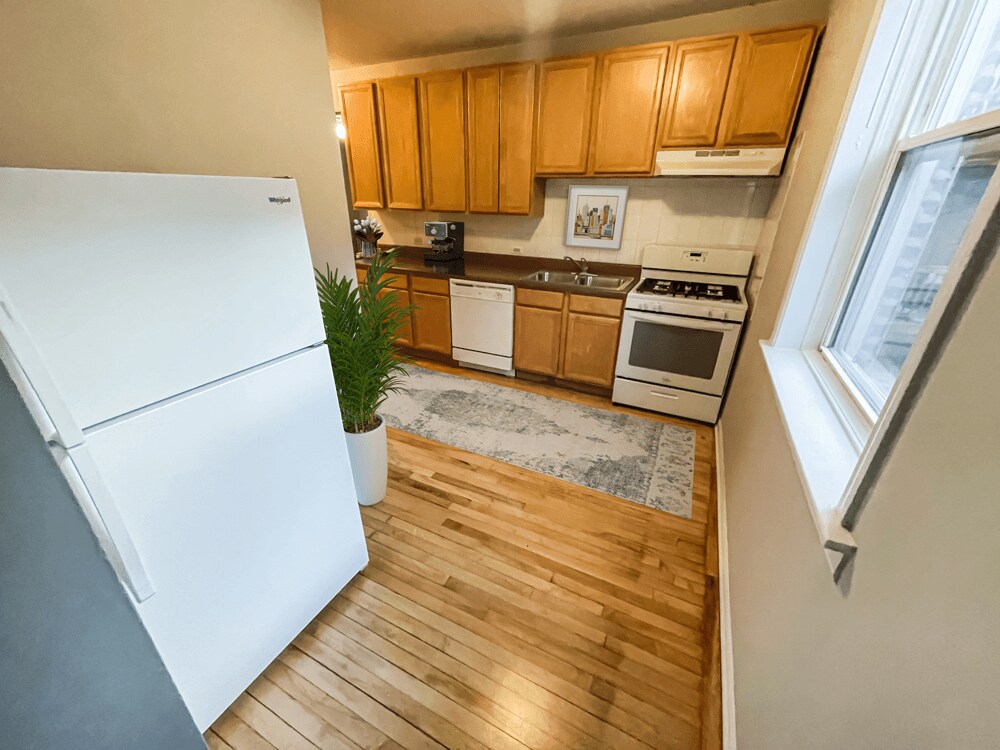 Building Photo - 722 W Barry Ave