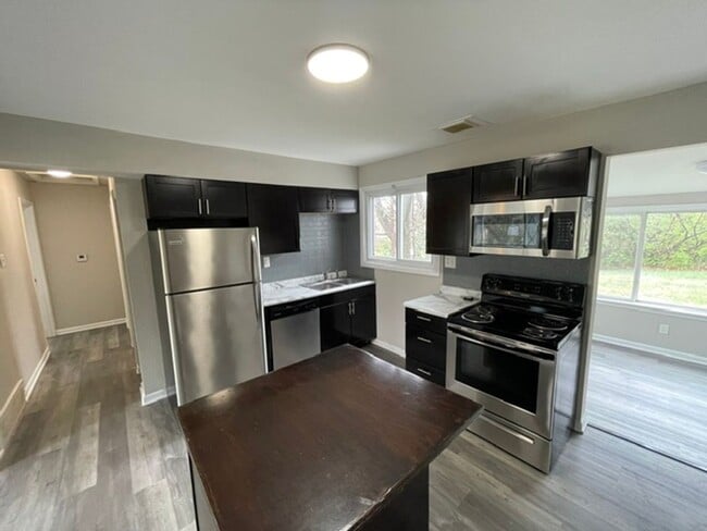 Building Photo - 815 Bella Ln