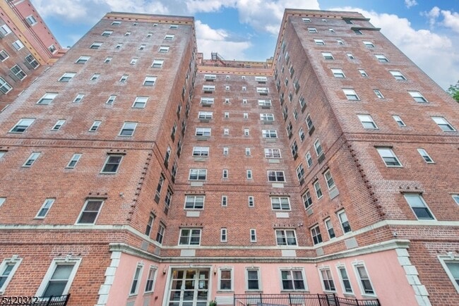 Building Photo - 70 S Munn Ave