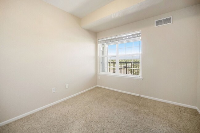 Building Photo - Top Floor Condo, Panoramic Mountain Views!