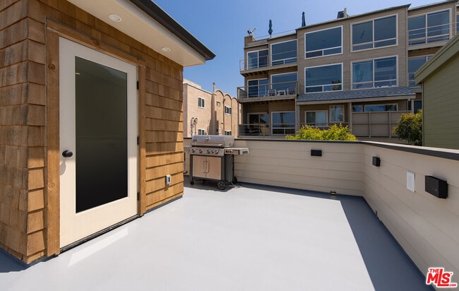 Building Photo - 6623 Esplanade