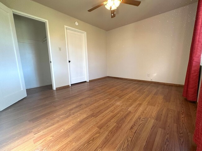 Building Photo - Lovely 3 Bed, 1 Bath with large backyard