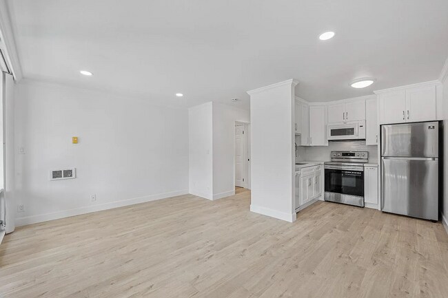 Building Photo - Welcome home to your beautiful starter hom...