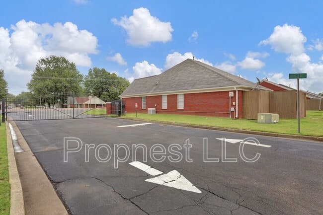 Building Photo - 840 Barrington Woods Cove