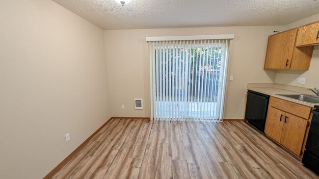 Building Photo - Wonderful townhouse in Forest Grove