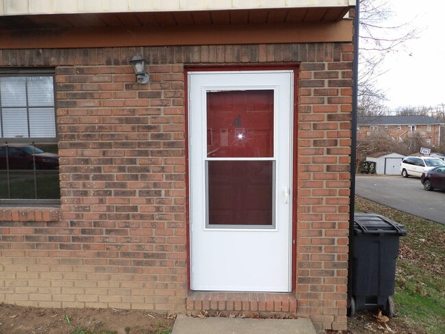 Building Photo - 207 Landings Dr