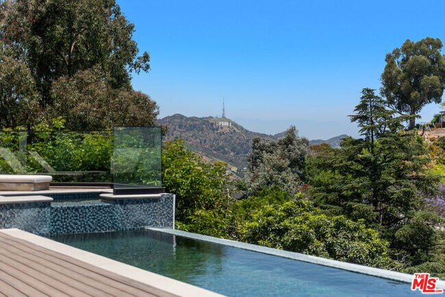 Building Photo - 2826 Las Alturas St