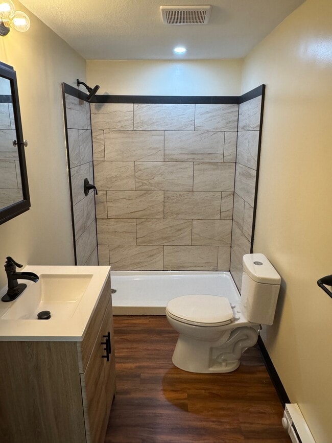 Building Photo - 702 Peer St